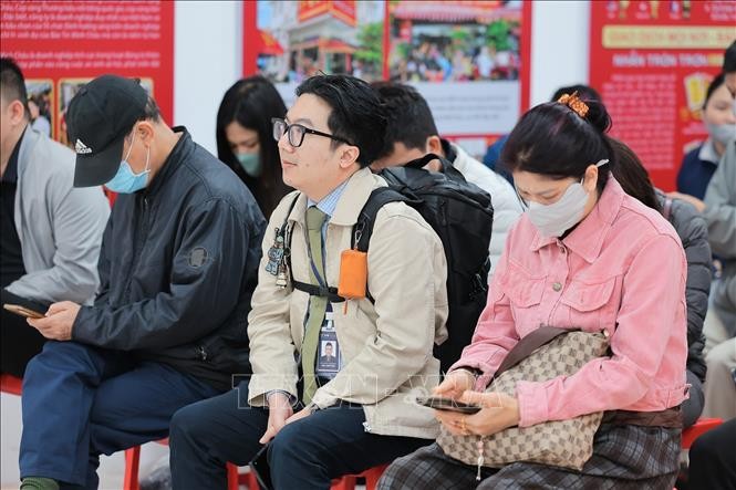 Người dân Hà Nội xếp hàng từ 4 giờ sáng để chờ mua vàng Ngày vía Thần Tài ảnh 2