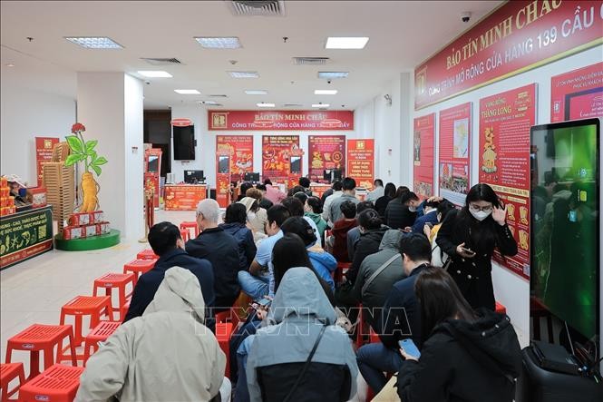 Người dân Hà Nội xếp hàng từ 4 giờ sáng để chờ mua vàng Ngày vía Thần Tài ảnh 3