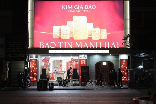 Người dân Hà Nội xếp hàng từ 4 giờ sáng để chờ mua vàng Ngày vía Thần Tài ảnh 4