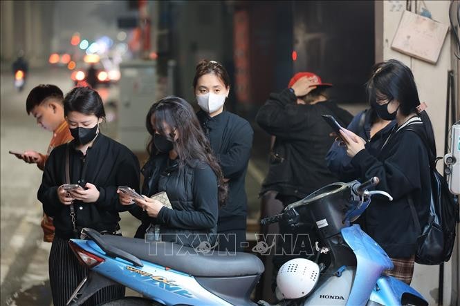 Người dân Hà Nội xếp hàng từ 4 giờ sáng để chờ mua vàng Ngày vía Thần Tài ảnh 5