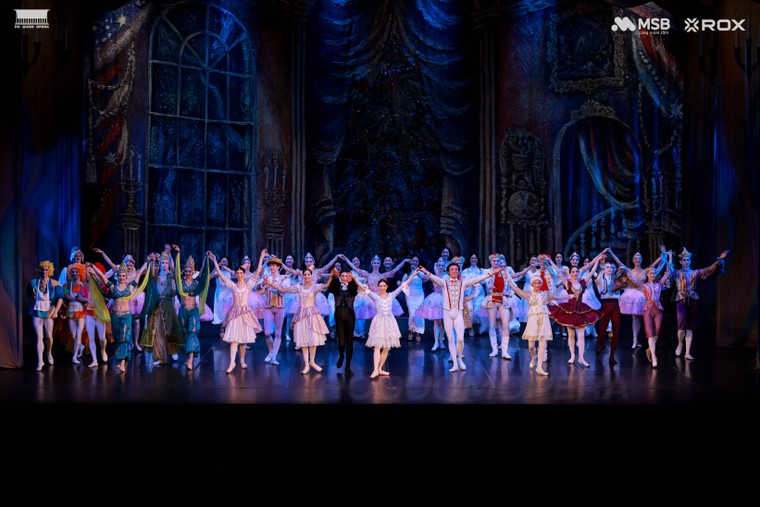 Khán giả Hà Nội say mê thế giới kỳ ảo của “Kẹp hạt dẻ” ảnh 9