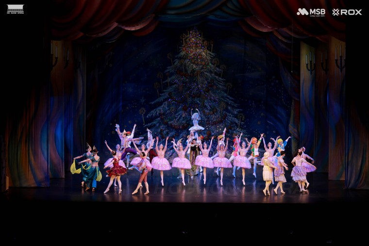 Khán giả Hà Nội say mê thế giới kỳ ảo của “Kẹp hạt dẻ” ảnh 8