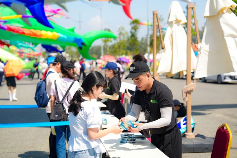 Du khách dự Paradise Summer Fest Cần Giờ: “Tận mắt chứng kiến quy mô mới thấy đây thật sự là một dự án vĩ đại” ảnh 1