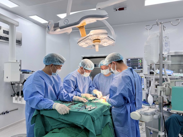 Vinmec Hạ Long giải cứu cụ bà 88 tuổi bị khối u giáp khổng lồ chèn ép đường thở suốt 18 năm ảnh 1