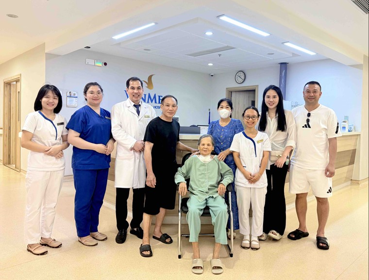 Vinmec Hạ Long giải cứu cụ bà 88 tuổi bị khối u giáp khổng lồ chèn ép đường thở suốt 18 năm ảnh 2