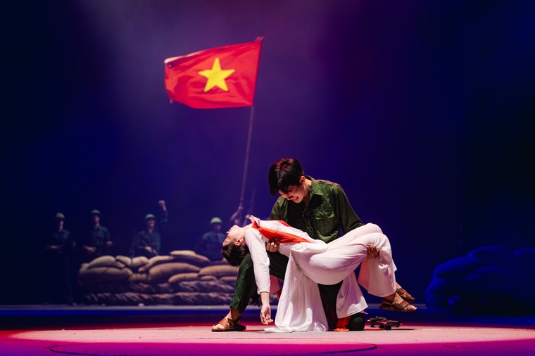 Công diễn “Đất Nước Thiên Hùng Ca”: 75 phút khiến khán giả đi từ choáng ngợp đến vỡ òa ảnh 3