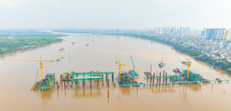 Cầu Trần Hưng Đạo đạt tiến độ “thần tốc”, thành công vượt lũ, trụ cầu vươn cao, dựng vòm thép chỉ sau 8 tháng khởi công ảnh 1