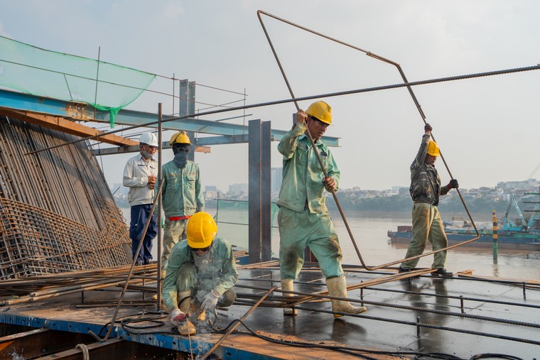 Cầu Trần Hưng Đạo đạt tiến độ “thần tốc”, thành công vượt lũ, trụ cầu vươn cao, dựng vòm thép chỉ sau 8 tháng khởi công ảnh 2