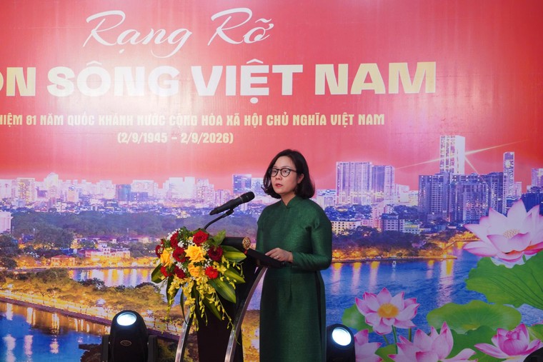 Trưng bày 130 bức ảnh tư liệu về hành trình dựng xây đất nước ảnh 1