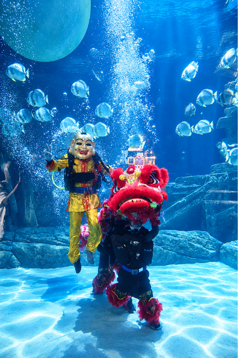 Múa lân ở độ sâu 7m, nàng tiên cá đón trăng giữa đại dương tại Thủy cung Lotte World Hà Nội ảnh 2