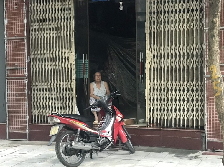 Mặt tiền triệu đô trên phố cổ Hà Nội thành nơi vẽ bậy của thanh thiếu niên ảnh 10