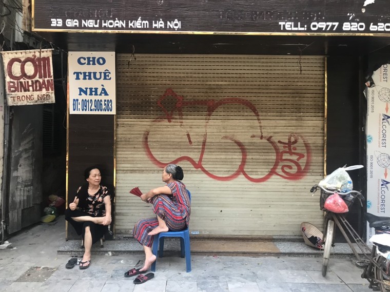 Mặt tiền triệu đô trên phố cổ Hà Nội thành nơi vẽ bậy của thanh thiếu niên ảnh 2