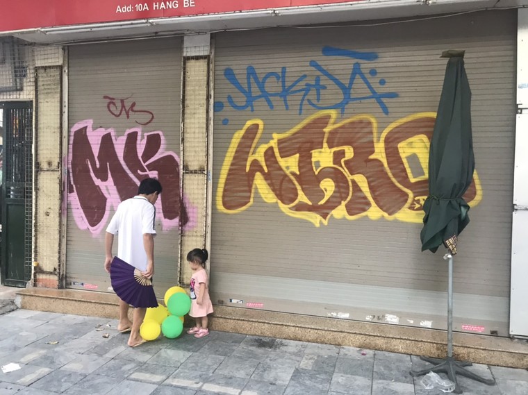 Mặt tiền triệu đô trên phố cổ Hà Nội thành nơi vẽ bậy của thanh thiếu niên ảnh 7