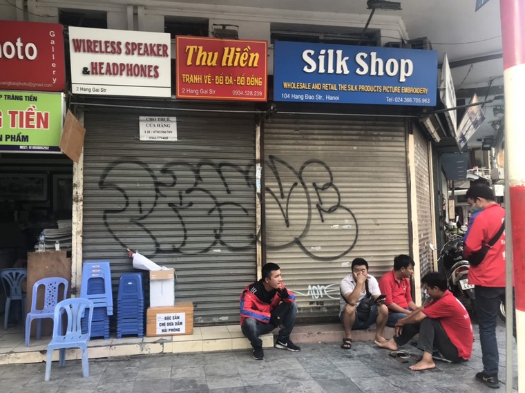 Mặt tiền triệu đô trên phố cổ Hà Nội thành nơi vẽ bậy của thanh thiếu niên ảnh 9