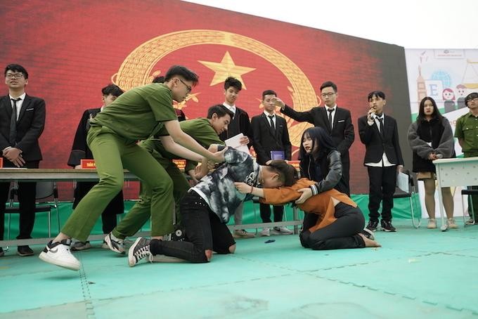 Học sinh THPT học Văn, ôn Sử theo... cách lạ ảnh 1