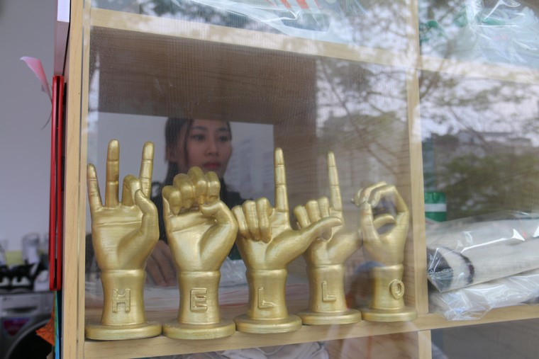 Cận cảnh tiệm giặt là của những hotgirl điếc ảnh 4