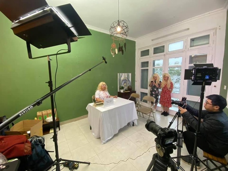 Đói việc, hướng dẫn viên du lịch quốc tế chuyển sang làm... Youtuber, trồng lan ảnh 2