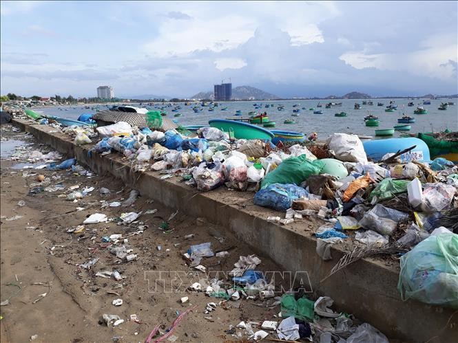 Bờ biển Ninh Thuận đang bị rác thải nhựa 'nhấn chìm' ảnh 1