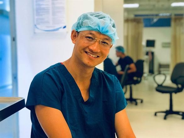 'Bác sĩ tốt nhất' sẽ được đấu giá góp quỹ vắc xin COVID-19 ảnh 1