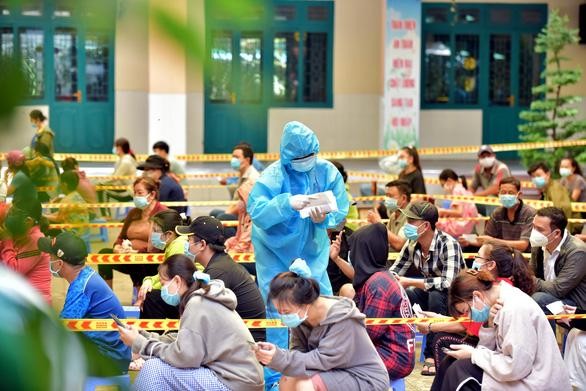 Các bác sĩ Việt Nam xung đột quan điểm trong phòng, chống dịch COVID-19 ảnh 1