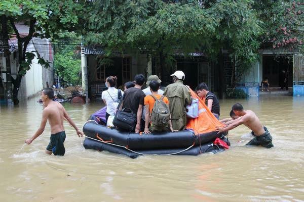 Các sĩ tử vùng cao vượt lũ đi thi THPT Quốc gia 2018 ảnh 1
