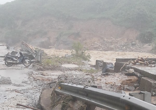 Mưa lũ kéo dài gây sạt lở đất nghiêm trọng, tuyến giao thông huyết mạch phía Bắc bị tê liệt ảnh 1