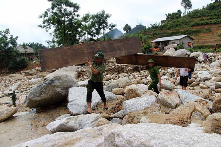 Xúc động với những hình ảnh thấm đượm tình người trong mùa mưa lũ ở vùng cao Hà Giang ảnh 5