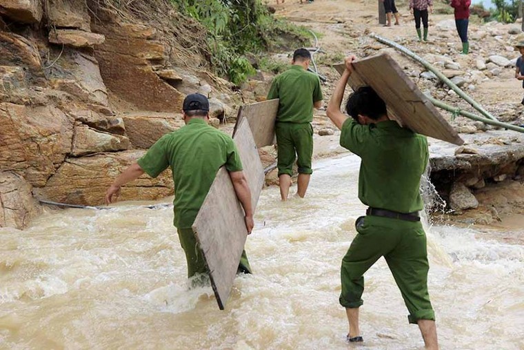 Xúc động với những hình ảnh thấm đượm tình người trong mùa mưa lũ ở vùng cao Hà Giang ảnh 6