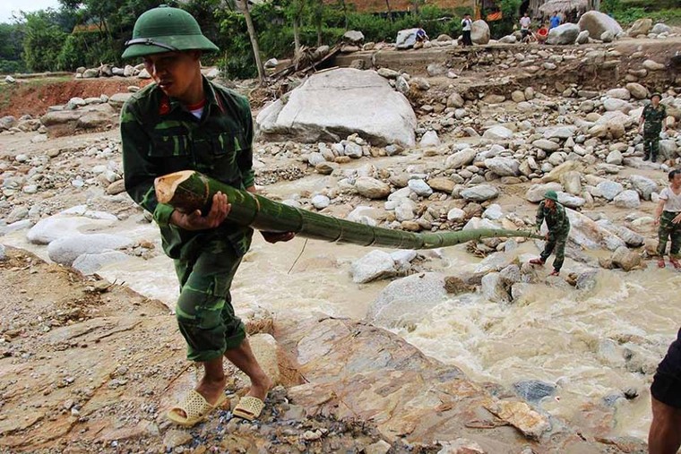Xúc động với những hình ảnh thấm đượm tình người trong mùa mưa lũ ở vùng cao Hà Giang ảnh 1