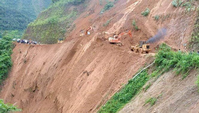 Tiếp tế kịp thời cả một bản bị cô lập sau lũ cuốn kinh hoàng ảnh 1