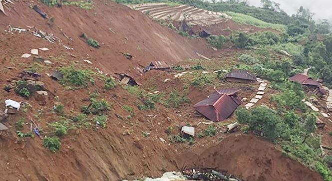 Tiếp tế kịp thời cả một bản bị cô lập sau lũ cuốn kinh hoàng ảnh 3