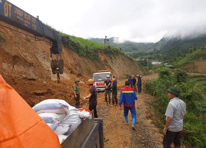 Tiếp tế kịp thời cả một bản bị cô lập sau lũ cuốn kinh hoàng ảnh 4