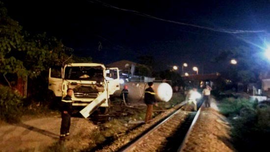 Nghệ An: Tai nạn kinh hoàng giữa tàu hỏa và xe bồn chở ga, giao thông tê liệt ảnh 1