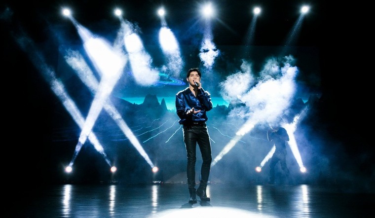 Noo Phước Thịnh khiến fans hâm mộ Hà Nội ‘cuồng si’ với màn cover hit ‘Ánh nắng của anh’ ảnh 1