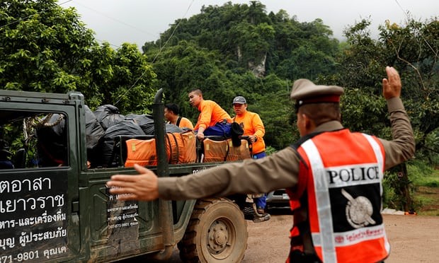 Mọi con mắt đang đổ dồn về phía hang Tham Luang ảnh 12