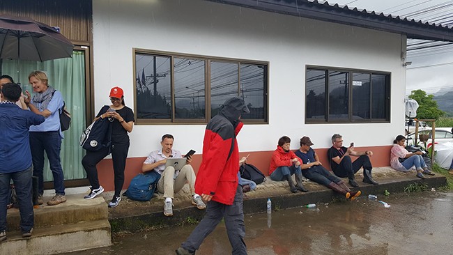 Mọi con mắt đang đổ dồn về phía hang Tham Luang ảnh 2