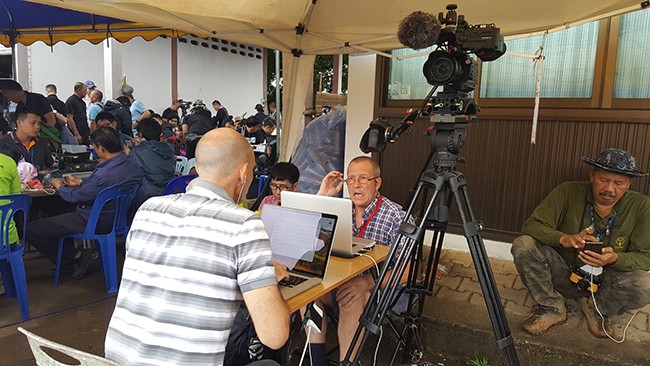 Mọi con mắt đang đổ dồn về phía hang Tham Luang ảnh 3