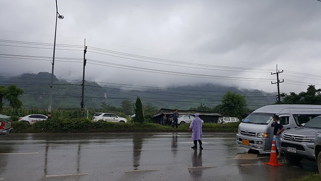 Mọi con mắt đang đổ dồn về phía hang Tham Luang ảnh 1