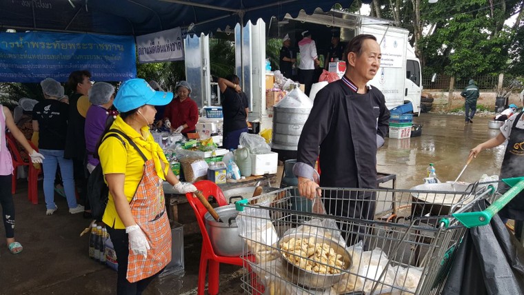 Mọi con mắt đang đổ dồn về phía hang Tham Luang ảnh 6