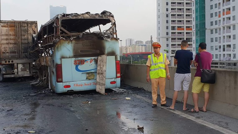 Xe khách cháy rụi trên đường, 2 người thương vong ảnh 2