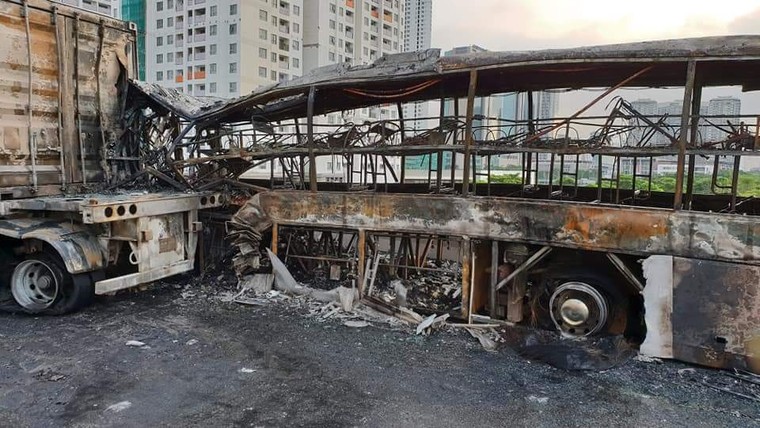 Xe khách cháy rụi trên đường, 2 người thương vong ảnh 1