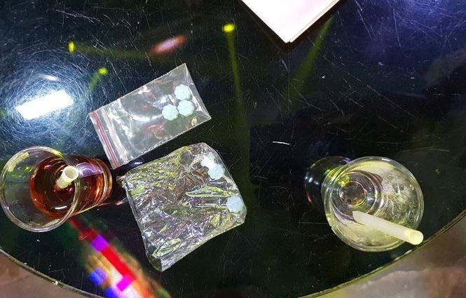 Đột nhập quán bar, ‘dân chơi’ ném ma túy tháo chạy ảnh 1