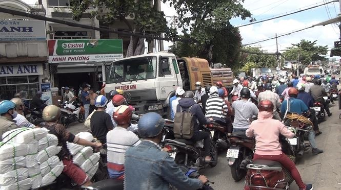 Nam thanh niên gặp nạn nguy kịch dưới bánh xe bồn ảnh 1