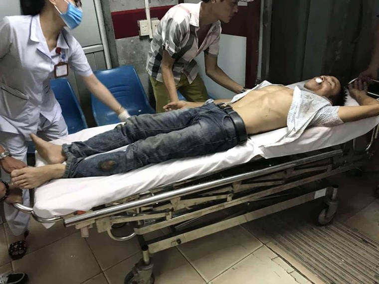 Nam thanh niên bị côn đồ chém gục tại chỗ khi đang đứng chơi ảnh 1