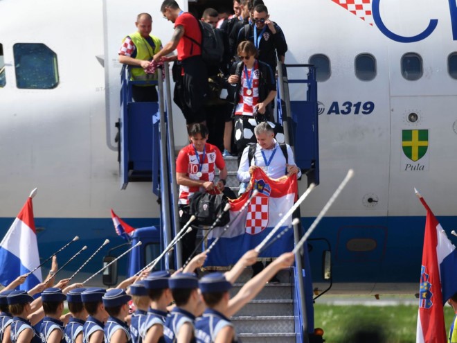 Thủ đô Croatia rợp cờ hoa chào đón những ‘người hùng’ ảnh 11