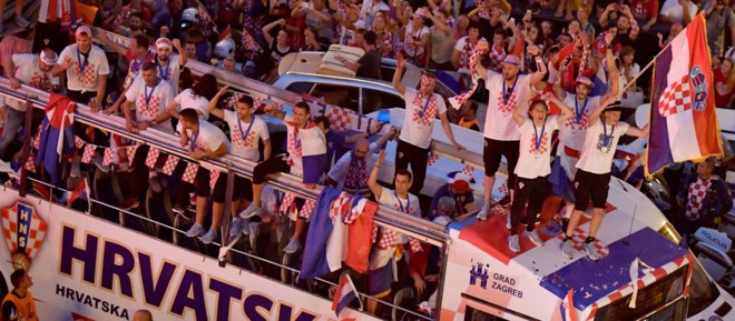 Thủ đô Croatia rợp cờ hoa chào đón những ‘người hùng’ ảnh 9
