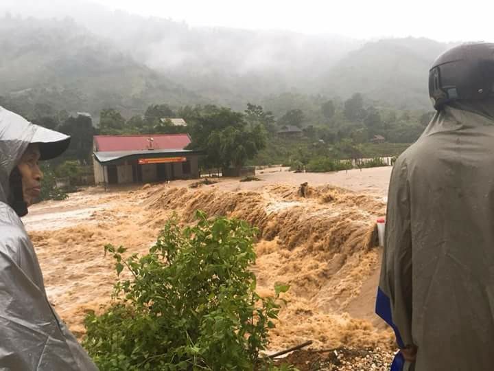 Mưa lớn khiến nhiều thôn bản ở Nghệ An bị cô lập ảnh 2