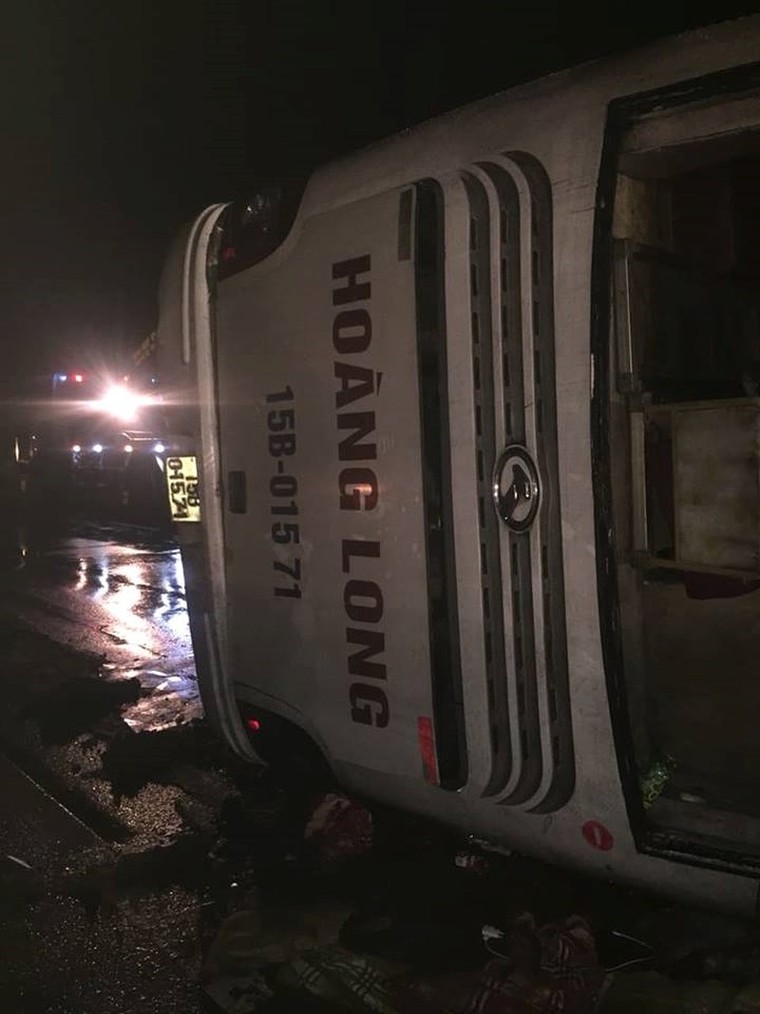 Xe khách giường nằm lật trên quốc lộ, 9 người thương vong ảnh 1