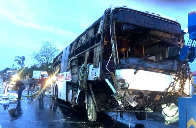 Xe khách giường nằm lật trên quốc lộ, 9 người thương vong ảnh 2
