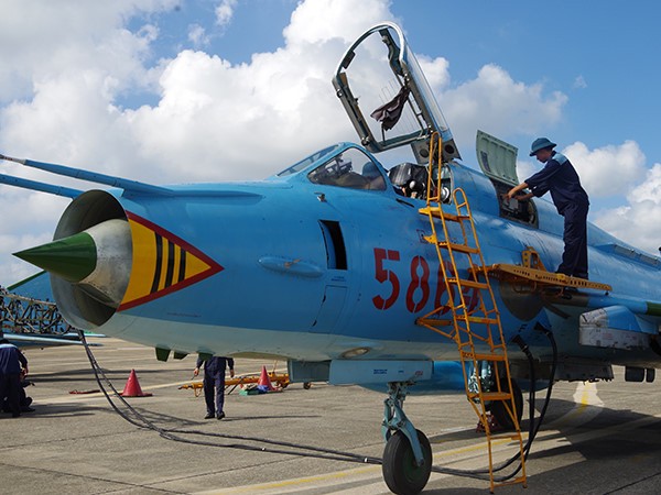 Phong tỏa hiện trường máy bay quân sự rơi ở Nghệ An ảnh 1